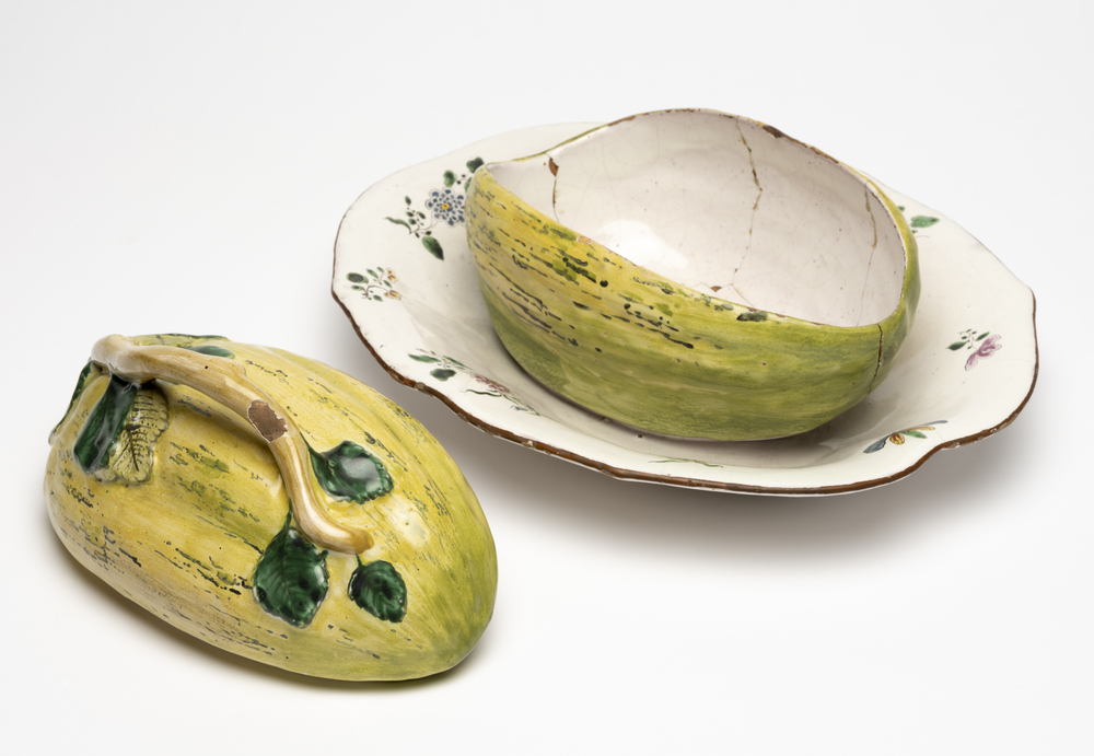 Tureen and cover in the form of a melon on an attached dish-shaped stand